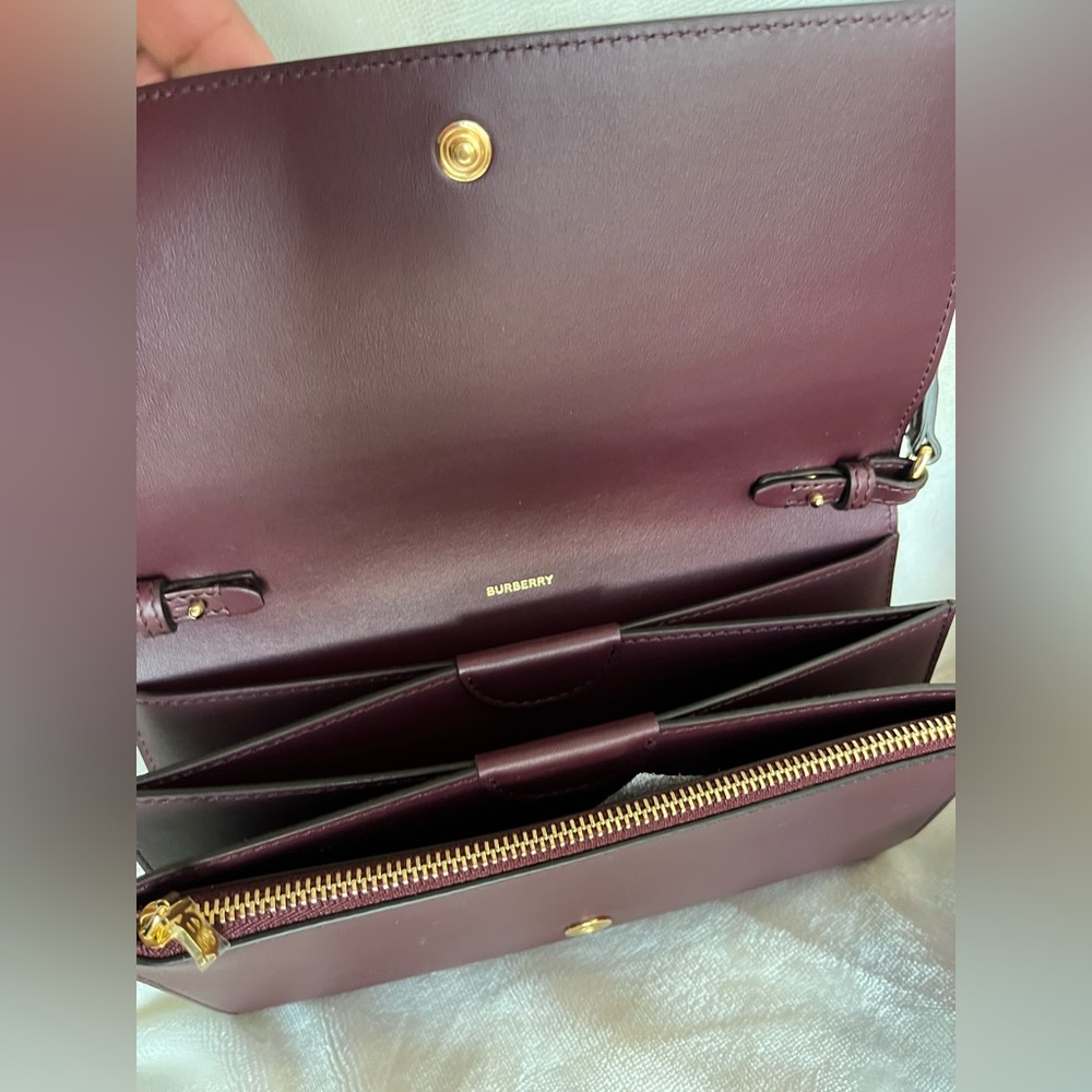 **BRAND NEW Burberry Wallet on Chain****
